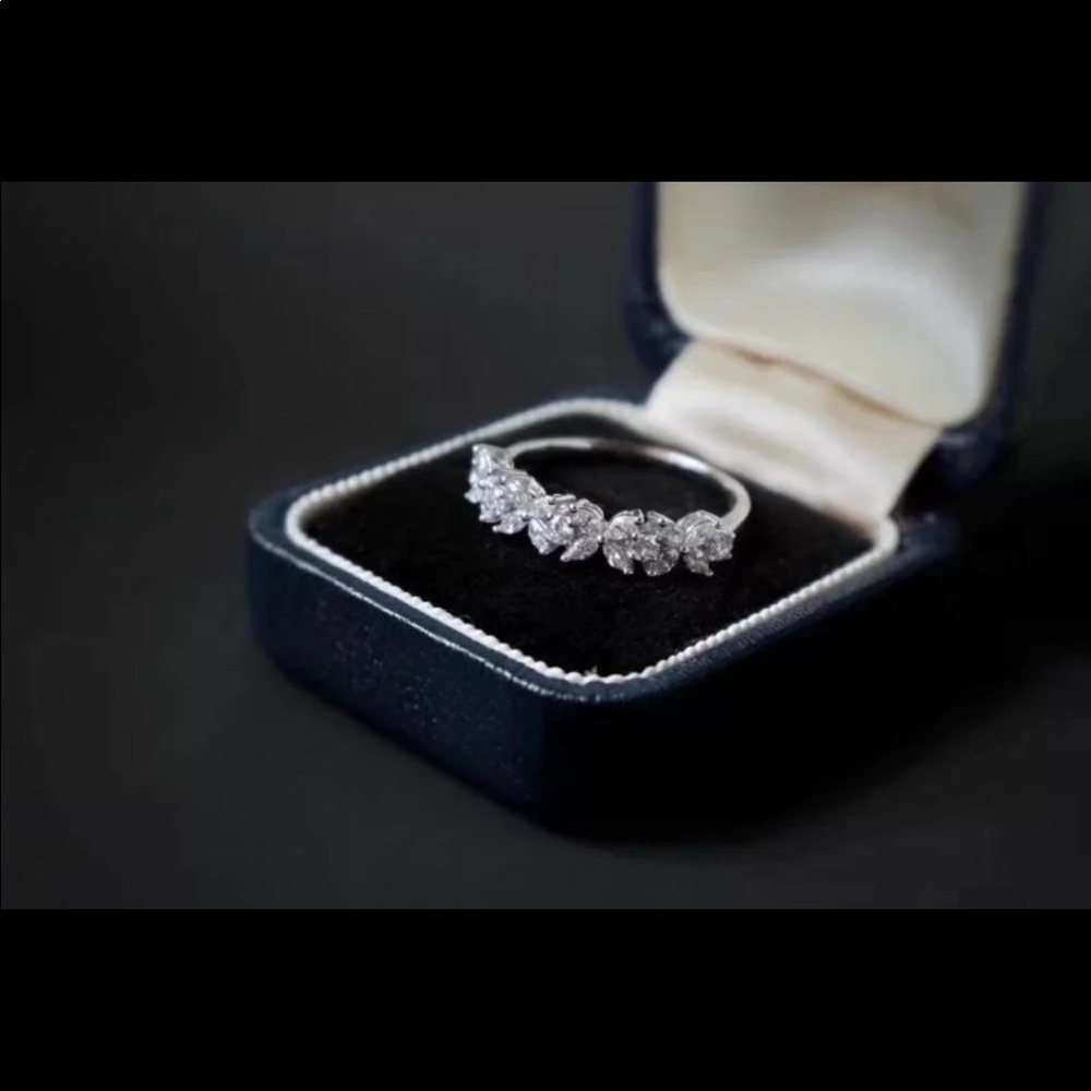 New Women’s 925 Silver Beautiful Flowers Diamond Ring - Picture 3 of 5